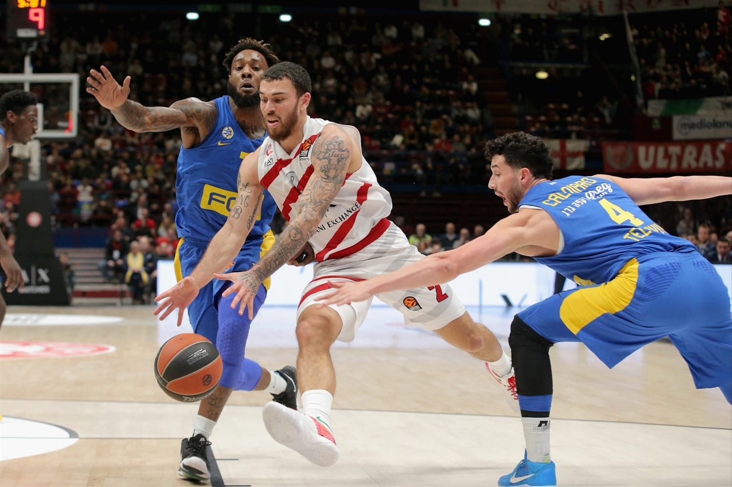 El Armani Milán gana al Maccabi y se mantiene vivo en los puestos de playoffs (87-83)