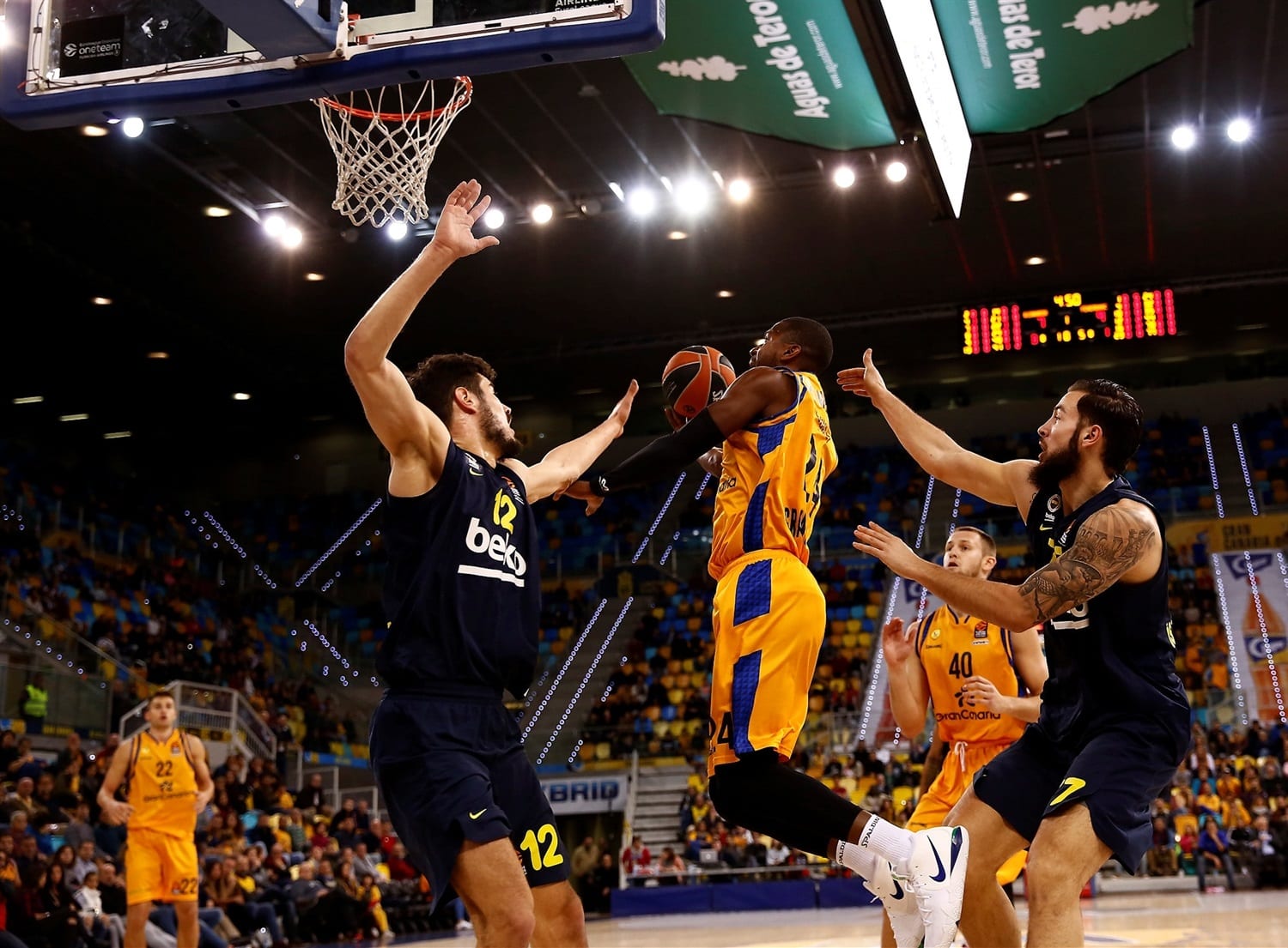 El Fenerbahce se lleva el triunfo del Gran Canaria Arena desde el triple (64-82)