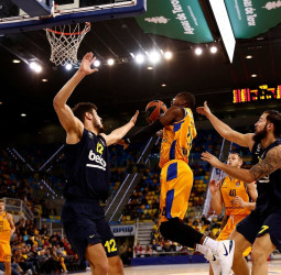 El Fenerbahce se lleva el triunfo del Gran Canaria Arena desde el triple (64-82)