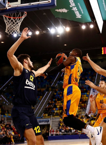 El Fenerbahce se lleva el triunfo del Gran Canaria Arena desde el triple (64-82)