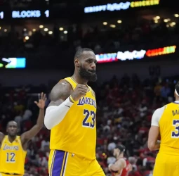 Los Lakers ganan en New Orleans y se clasifican para los playoffs NBA