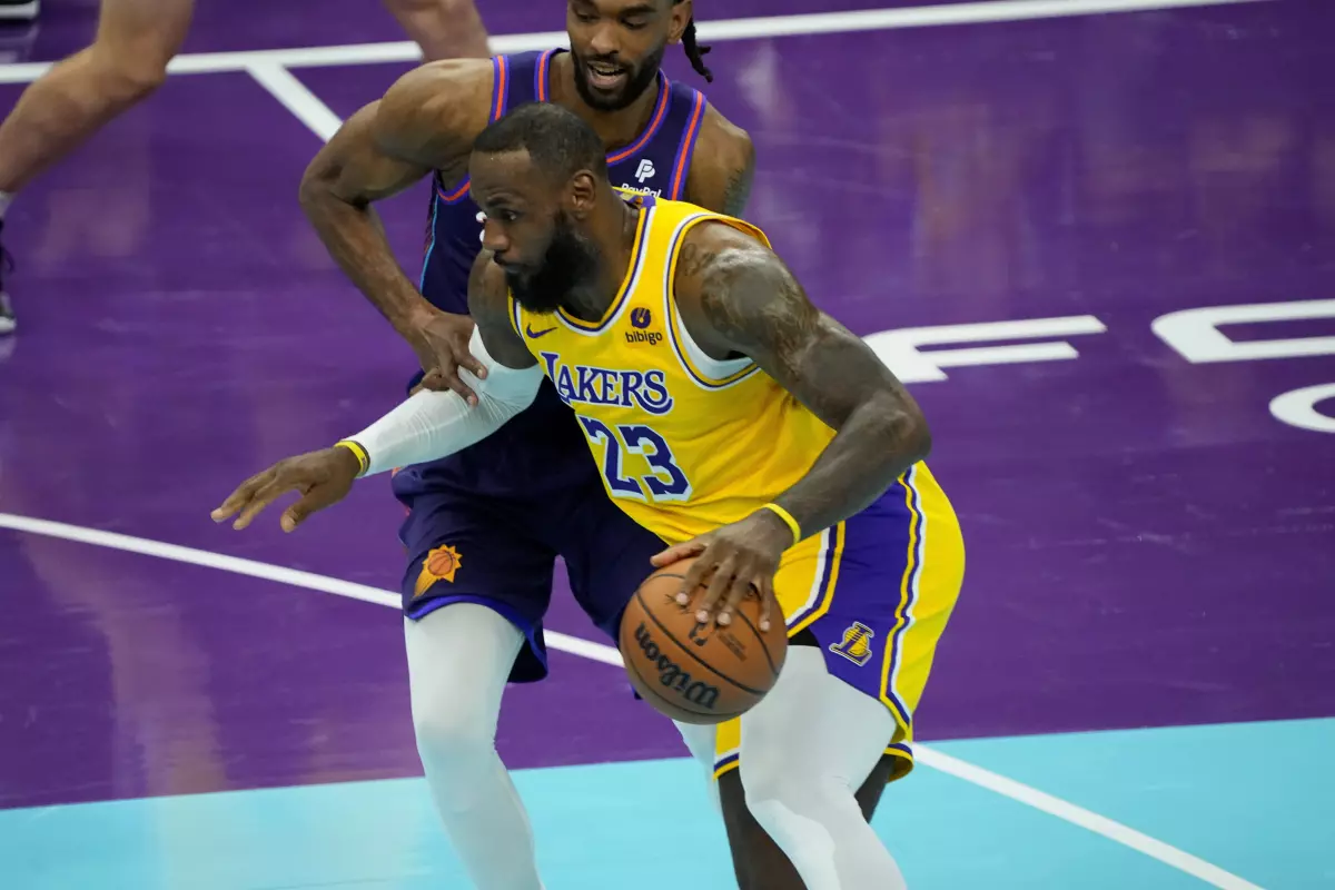 Lakers remontan y superan a los Suns