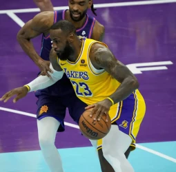Lakers remontan y superan a los Suns