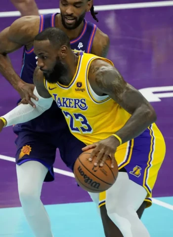 Lakers remontan y superan a los Suns