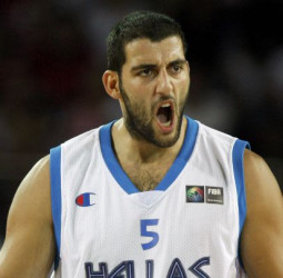 Ioannis Bourousis descuelga las botas para jugar en el equipo de su ciudad