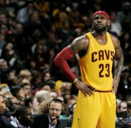 LeBron, cabreado: "Necesitamos un puto base"