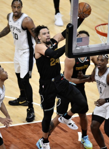 Los Grizzlies eliminan a los Spurs (96-100)