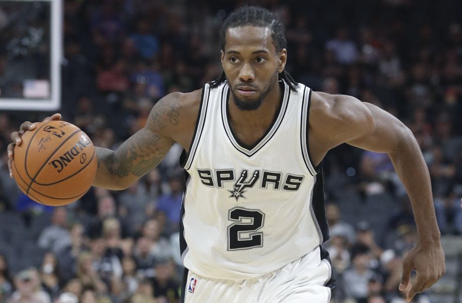 San Antonio sufre pero vence a OKC en la prórroga