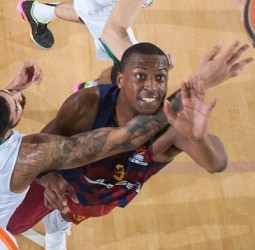 Bartzokas sobre el debut de Holmes "Creo que no sabía que en Europa te eliminan con cinco faltas"