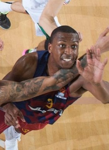 Bartzokas sobre el debut de Holmes "Creo que no sabía que en Europa te eliminan con cinco faltas"