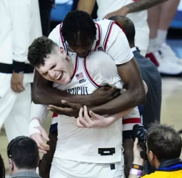 UConn se permite soñar con dos campeonatos consecutivos, 86-72