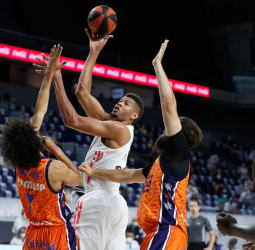 Victoria de gran mérito para adelantarse en las semifinales de Liga (81-70)