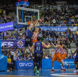 Movistar Estudiantes y UEMC Real Valladolid conquistan la ventaja de campo