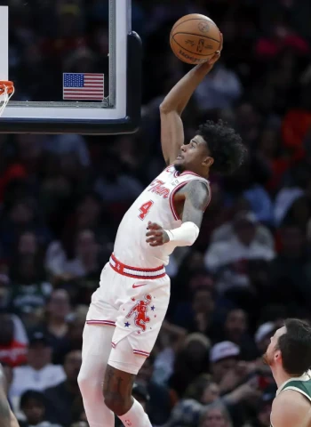 Los Rockets se sobreponen a los 48 puntos de Antetokounmpo