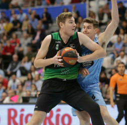 Un segundo cuarto exultante aúpa a la Penya en Lugo (65-85)