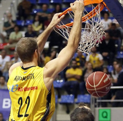 El Iberostar Tenerife renueva a Tim Abromaitis