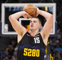 Los Nuggets arrollan a unos diezmados Mavericks