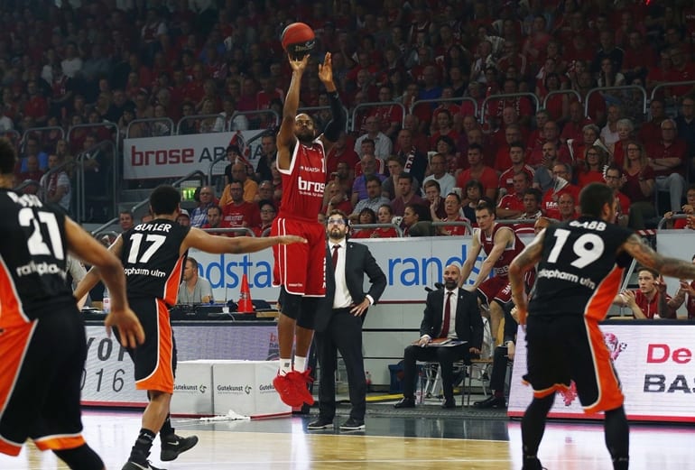 El Brose Baskets comienza arrasando la final alemana