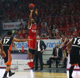 El Brose Baskets comienza arrasando la final alemana