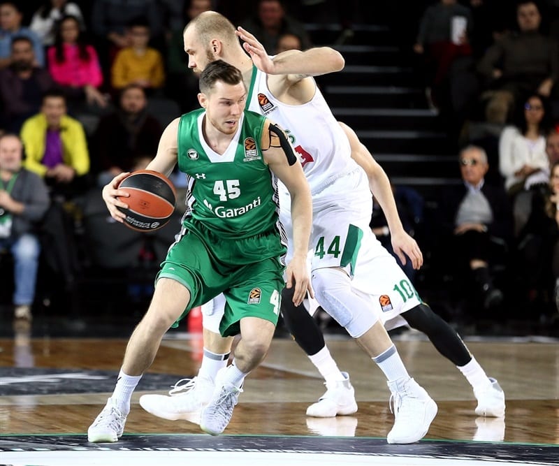 Dairis Bertans apunta al Armani Milán