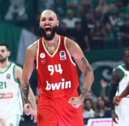 Olympiacos asalta el OAKA y se coloca 2-1 en una final griega marcada por el caos