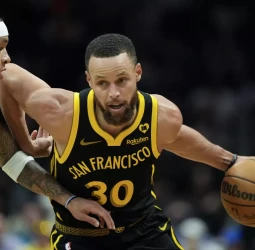 Curry vuelve a casa para ganar
