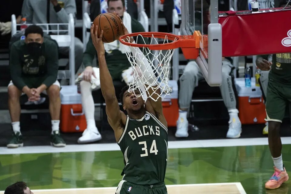 Antetokounmpo lidera la reacción de los Bucks (120-100) [2-1]