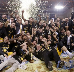 AEK derrota a Olympiacos y 17 años después vuelve a ganar la copa griega