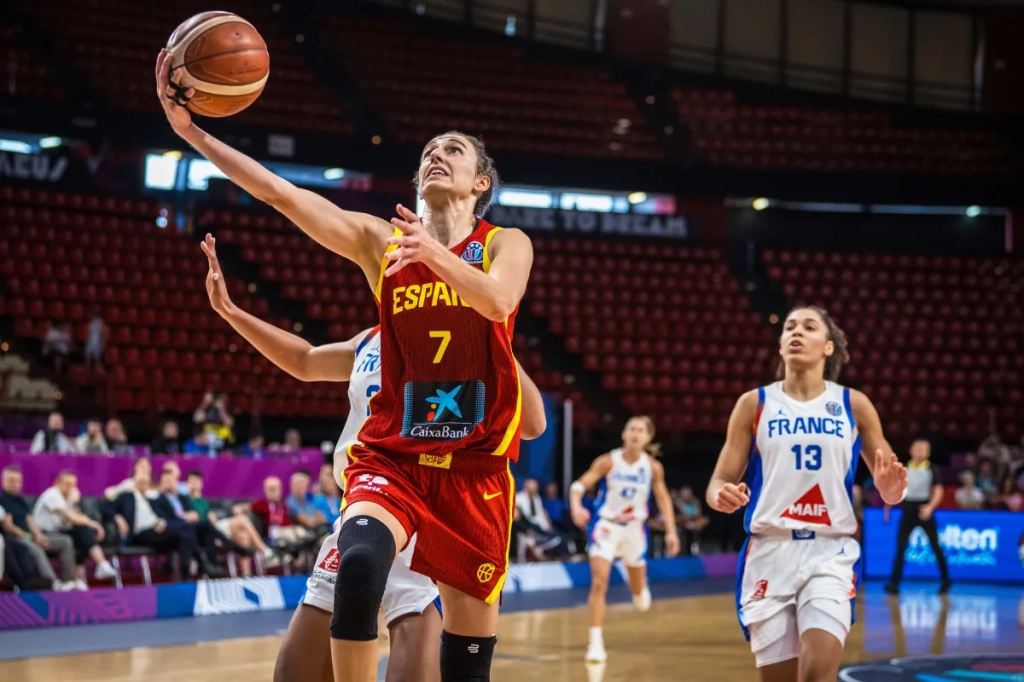 España se salva de la quema con Francia y jugará la final (64-65)