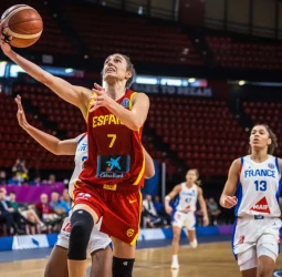España se salva de la quema con Francia y jugará la final (64-65)