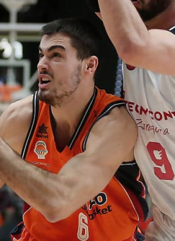 La defensa guía al Valencia a una contundente victoria en casa (103-58)