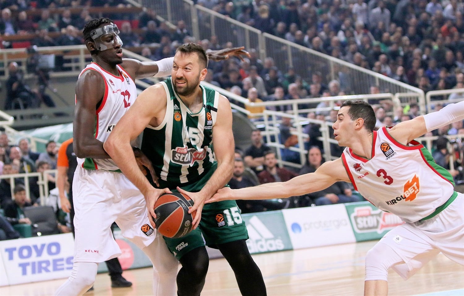 El Baskonia roza la hazaña en el OAKA (72-70)