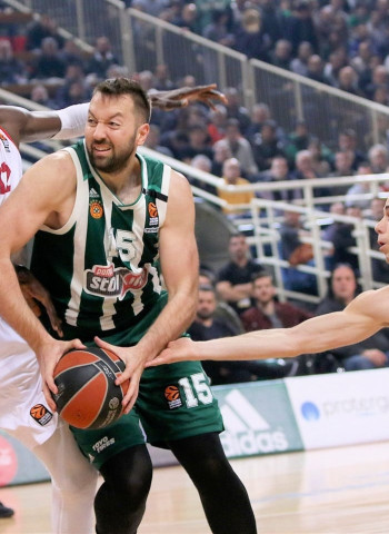 El Baskonia roza la hazaña en el OAKA (72-70)