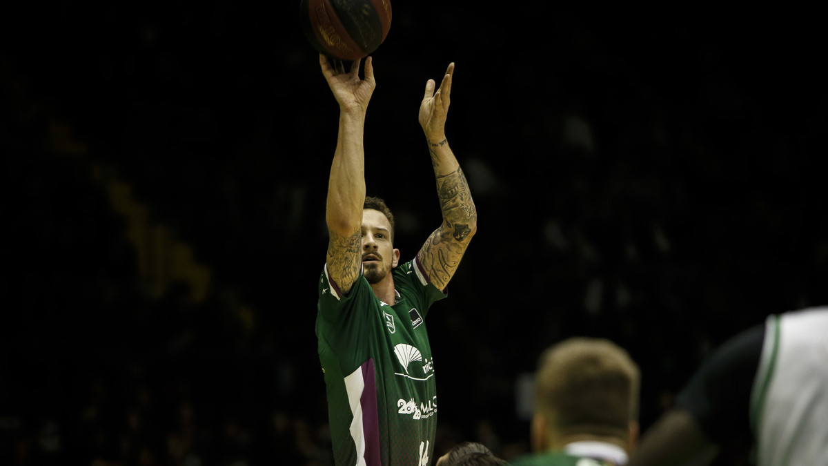 Fernández y Brizuela guían al Unicaja en el duelo andaluz (66-88)