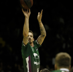 Fernández y Brizuela guían al Unicaja en el duelo andaluz (66-88)