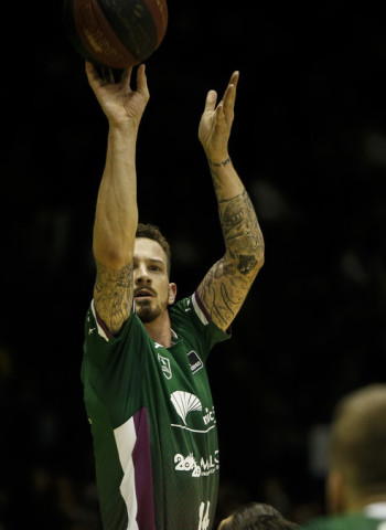 Fernández y Brizuela guían al Unicaja en el duelo andaluz (66-88)