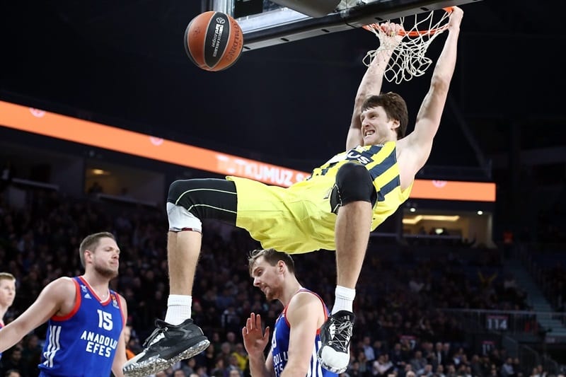 Wanamaker marca la diferencia en el derbi turco (84-89)