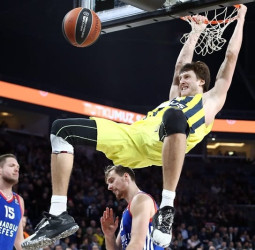 Wanamaker marca la diferencia en el derbi turco (84-89)