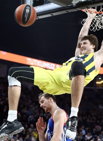 Wanamaker marca la diferencia en el derbi turco (84-89)
