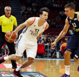 El Anadolu Efes salva el primer punto de partido (2-3)