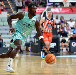 UCAM Murcia se aferra al noveno puesto tras batir al Leyma Coruña, 105-93
