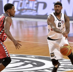 Bobby Brown triunfa nada más llegar