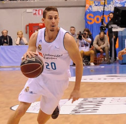 Trabajada victoria del Real Madrid en Burgos (95-100)