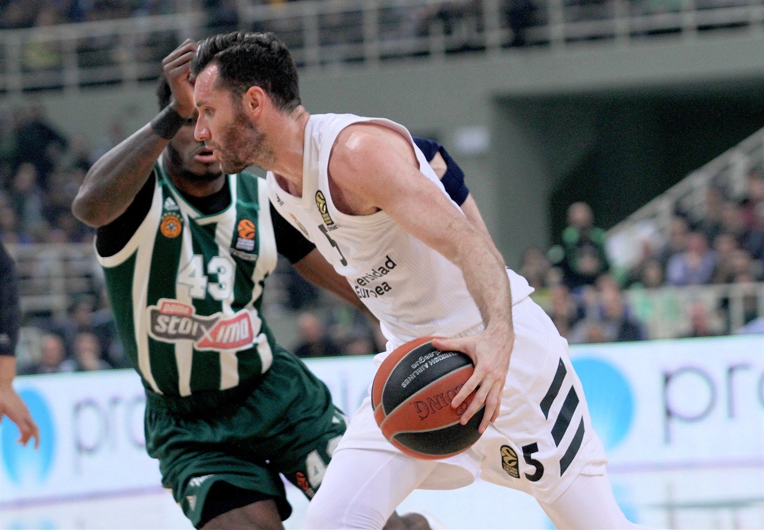 Un triple de Rudy en la última décima da la victoria en Atenas (73-74)