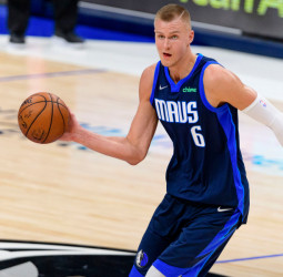 Los Mavericks se desharían de Porzingis para obtener a Myles Turner
