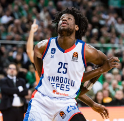 Daniel Oturu renueva con el Anadolu Efes