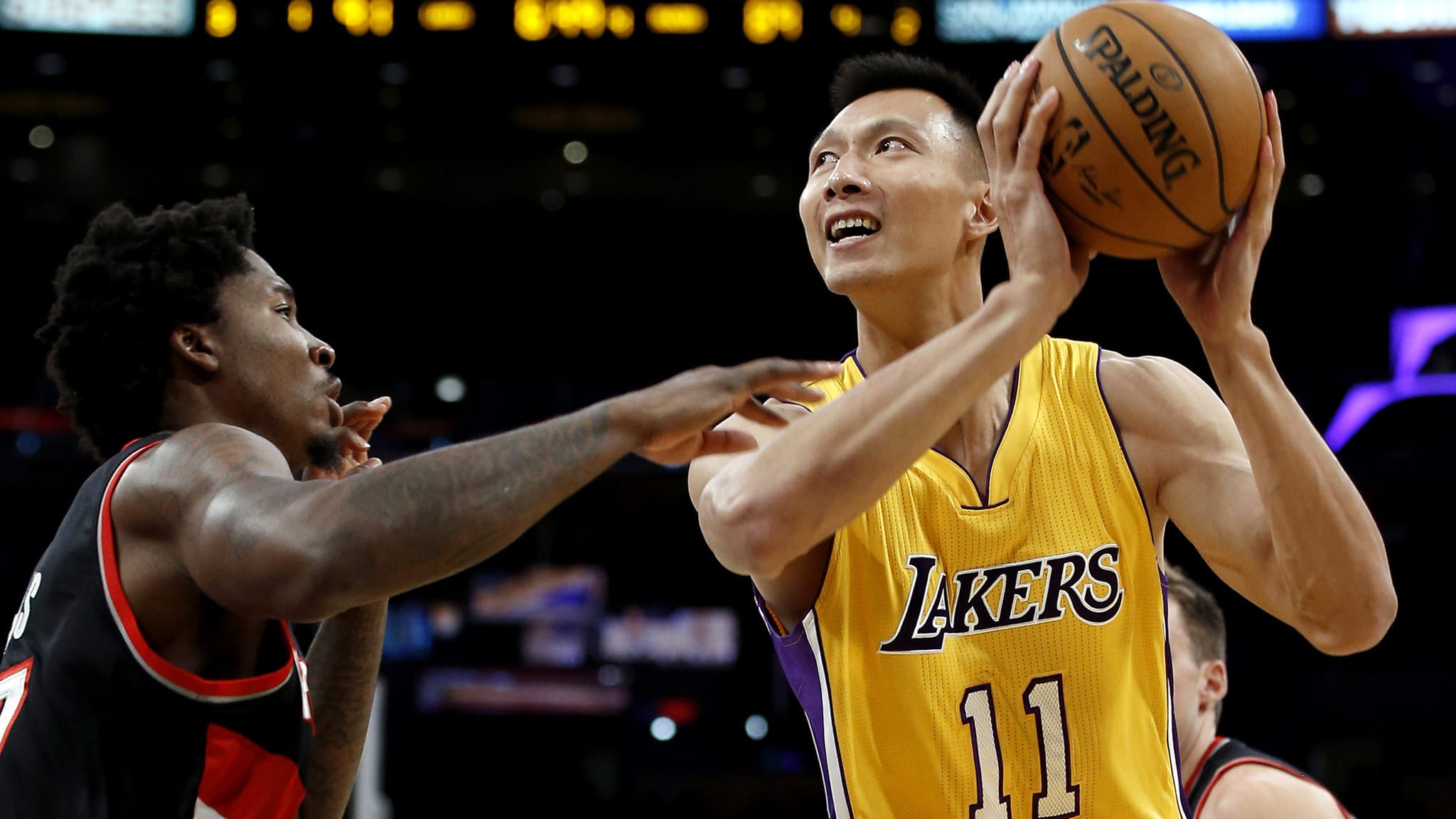 Los Lakers cortan a Yi Jianlian