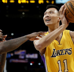Los Lakers cortan a Yi Jianlian