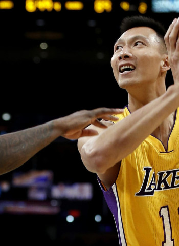 Los Lakers cortan a Yi Jianlian