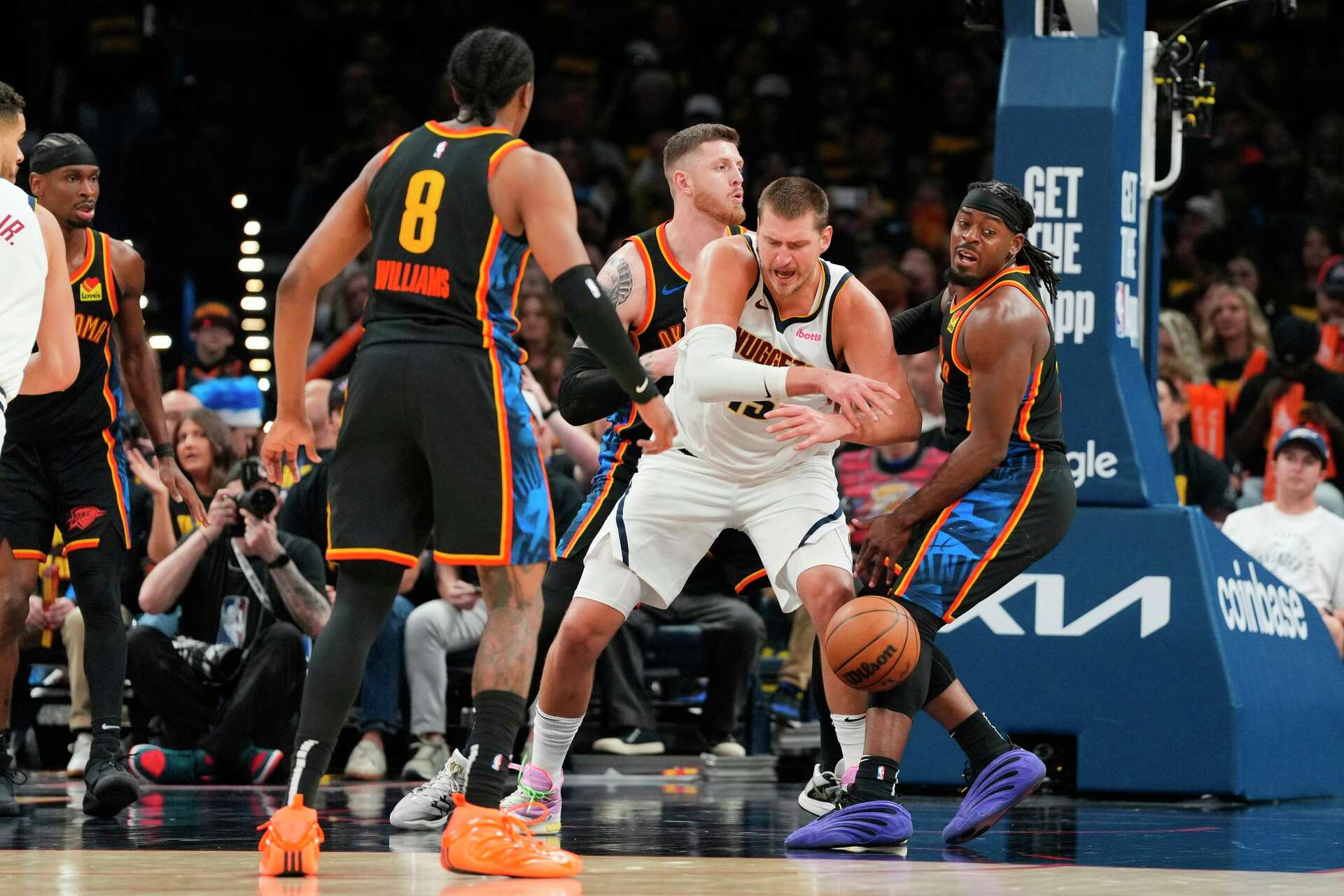 Furiosa reacción de los Thunder para empatar la serie, 106-149 [1-1]